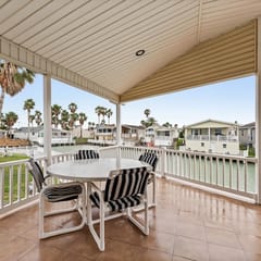 Coastal Canal Cottage - Waterfront, Dock, Pools