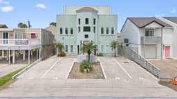 Island Dream - Walk to Beach, Pool, 3 Bedrooms - Image 3