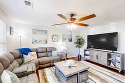 Central Galveston Cottage - Image 2