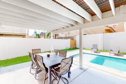 Carolyn's Beach House - Image 3