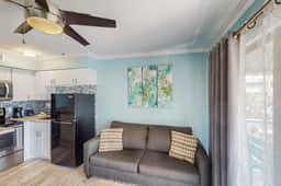 Seawall Getaway - Image 4