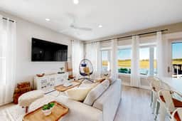 Coastal Luxury Beauty on the Bay - Image 2