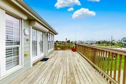 Festive Beach Retreat - Image 3