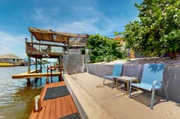 Water House Getaway - Image 3