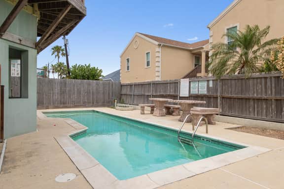 Island Dream - Walk to Beach, Pool, 3 Bedrooms - Image 2