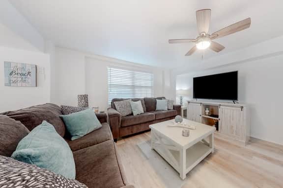 Lazy Seagull Beach House - Downstairs - Image 4