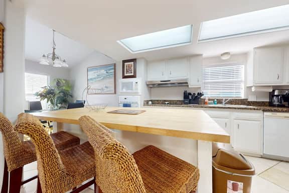 White Granite at 106 East Huisache - Image 4