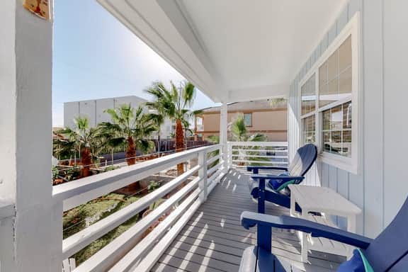 Lazy Seagull Beach House - Upstairs - Image 3