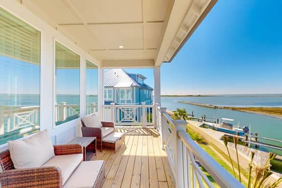 Coastal Luxury Beauty on the Bay - Image 4