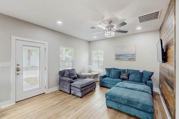 Three Palms By The Bay - Image 3