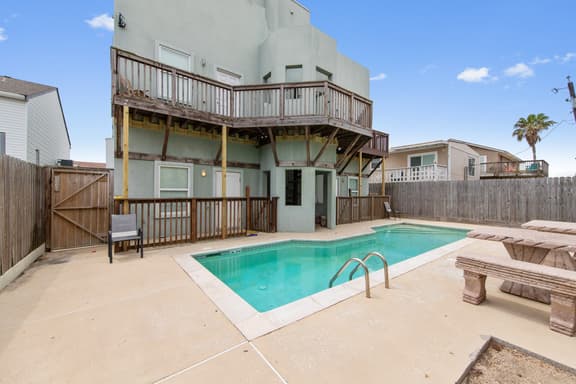 Island Dream - Walk to Beach, Pool, 3 Bedrooms - Image 1