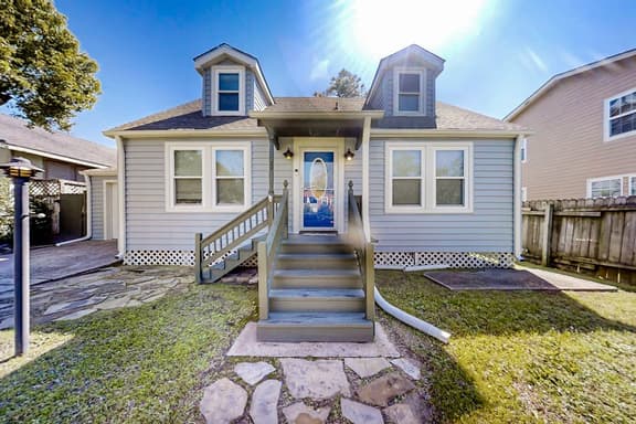 Central Galveston Cottage - Image 1