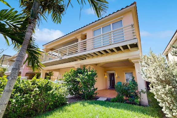 Hibiscus Hideaway Beach House - Image 1