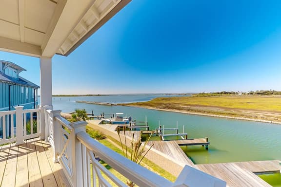Coastal Luxury Beauty on the Bay - Image 1