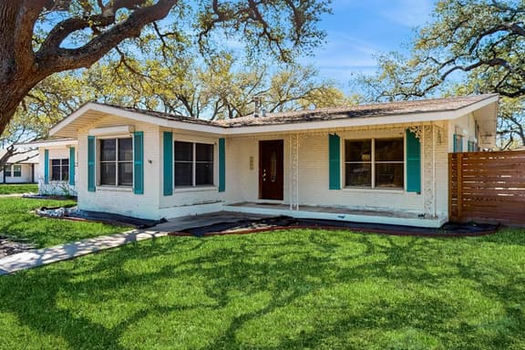 Little Bay Cottage - Image 1